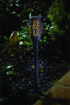 Preview: Weg-Solarlampe in Form einer Fackel. Unbeleuchtet bei Nacht im Garten.